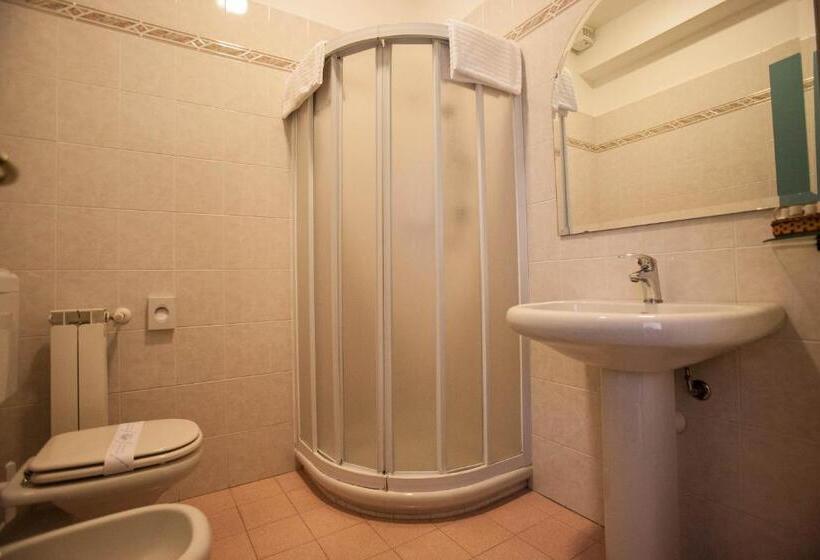 חדר סטנדרט לשלושה, Ariston