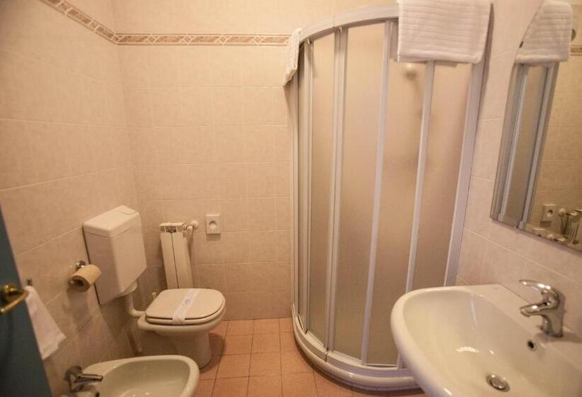 חדר אקונומי לשלושה, Ariston