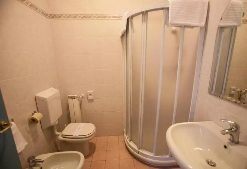 Economy Triple Room, Ariston