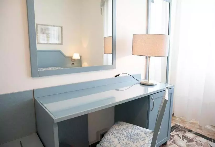 Economy Triple Room, Ariston