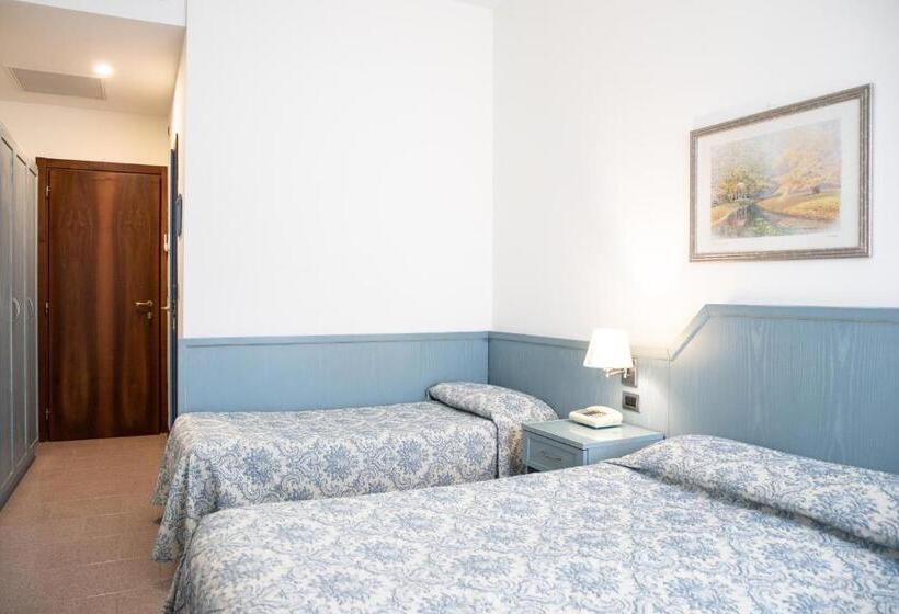 חדר אקונומי לשלושה, Ariston