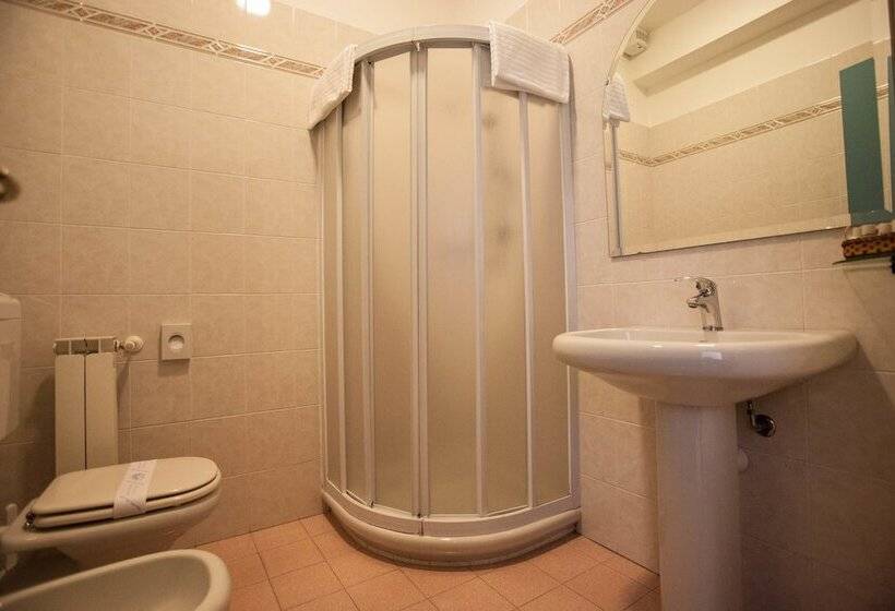 חדר סטנדרט לשלושה, Ariston