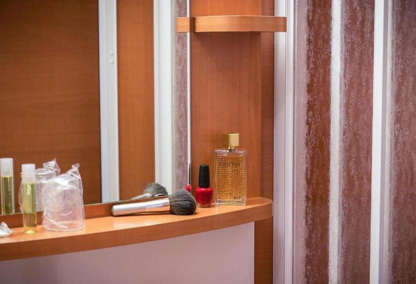 Номер Стандарт Трехместный, Brit Hotel Rennes Le Castel