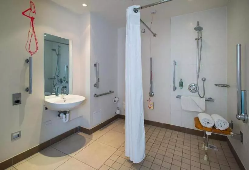 身障者適用スタンダードルーム, Holiday Inn Stevenage, An Ihg