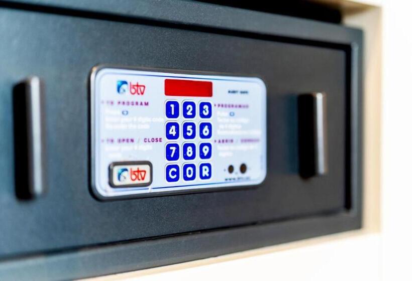 غرفة قياسية لذوى الاحتياجات الخاصة, Holiday Inn Stevenage, An Ihg