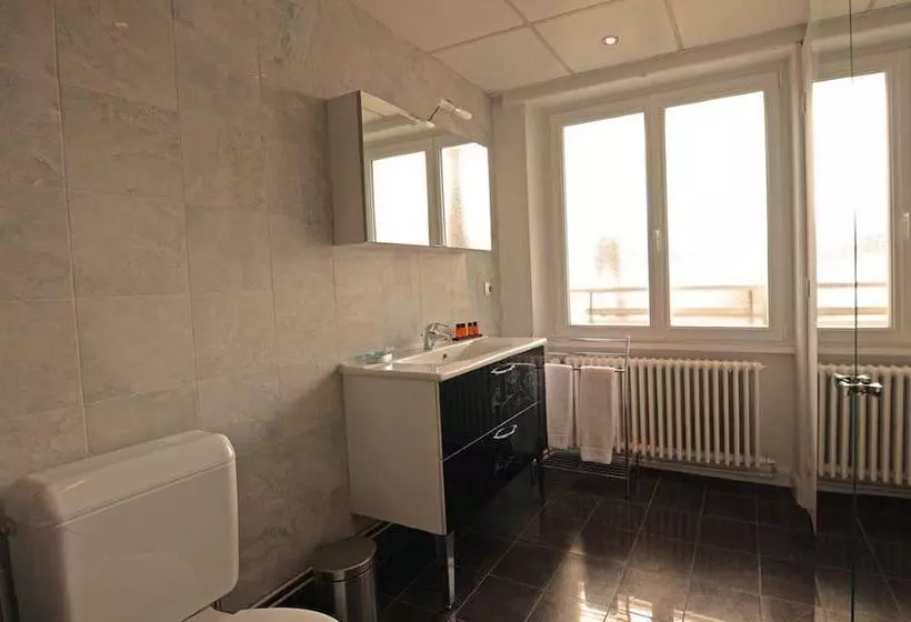 اتاق استاندارد با چشم‌انداز دریاچه, Hôtel La Réserve