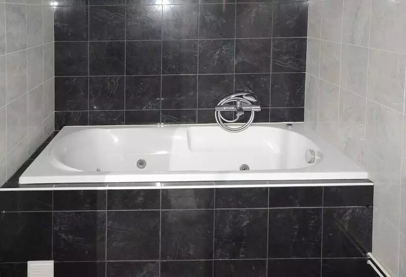 اتاق استاندارد با چشم‌انداز دریاچه, Hôtel La Réserve