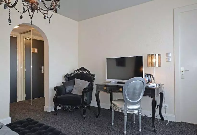 اتاق استاندارد با چشم‌انداز دریاچه, Hôtel La Réserve