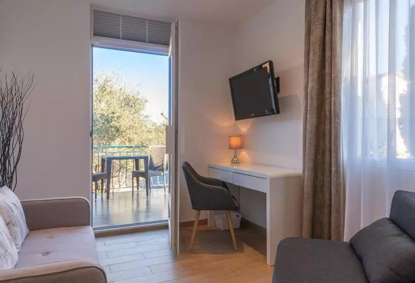 سوییت جونیور, La Bastide