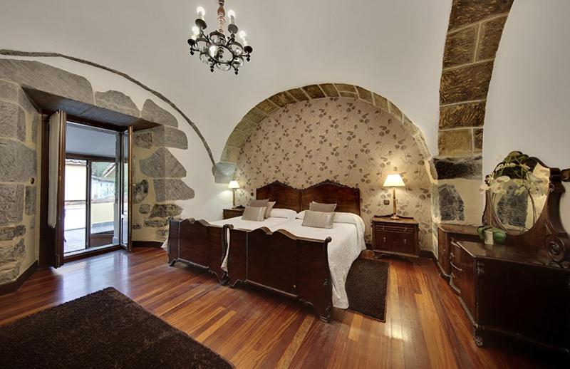 اتاق خانوادگی, Larrañaga