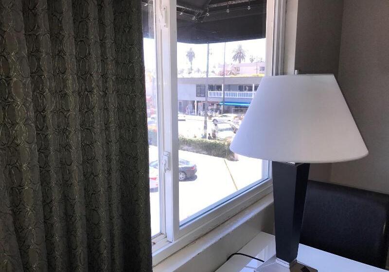 חדר סטנדרט לארבעה, Ocean Beach