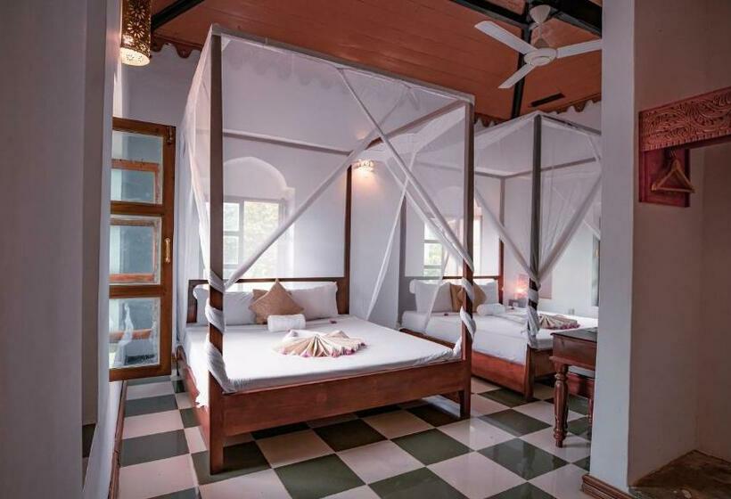 اتاق خانوادگی با چشم‌انداز باغ, The Manor House By Sansi