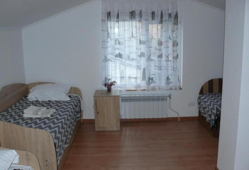 标准三人间共用浴室, Hostynnyi Botsiun