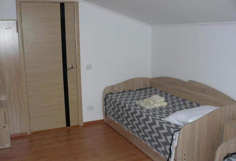 标准三人间共用浴室, Hostynnyi Botsiun