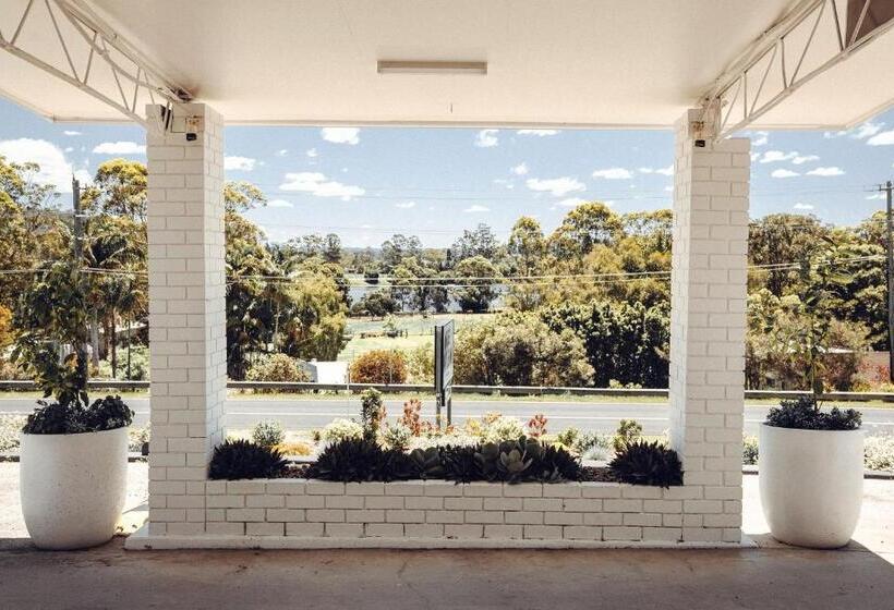 Семейный Номер, Motel Maclean