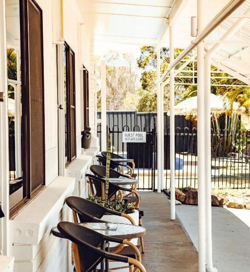 Семейный Номер, Motel Maclean