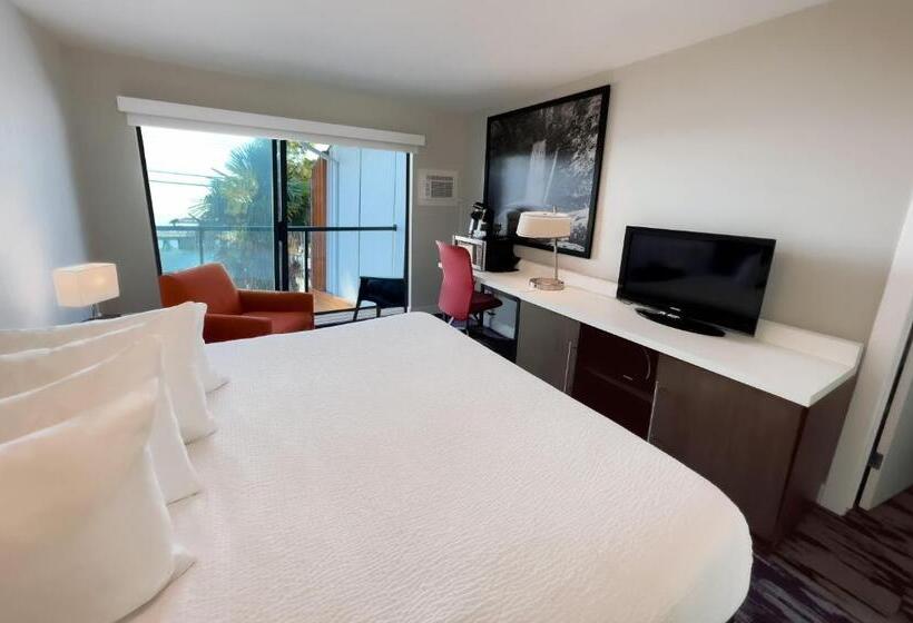 带大床的套房, The Oceanside, A Coast