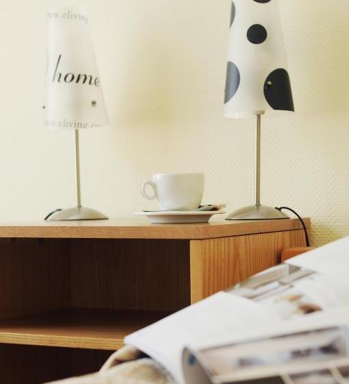 Camera Economy, Amicus