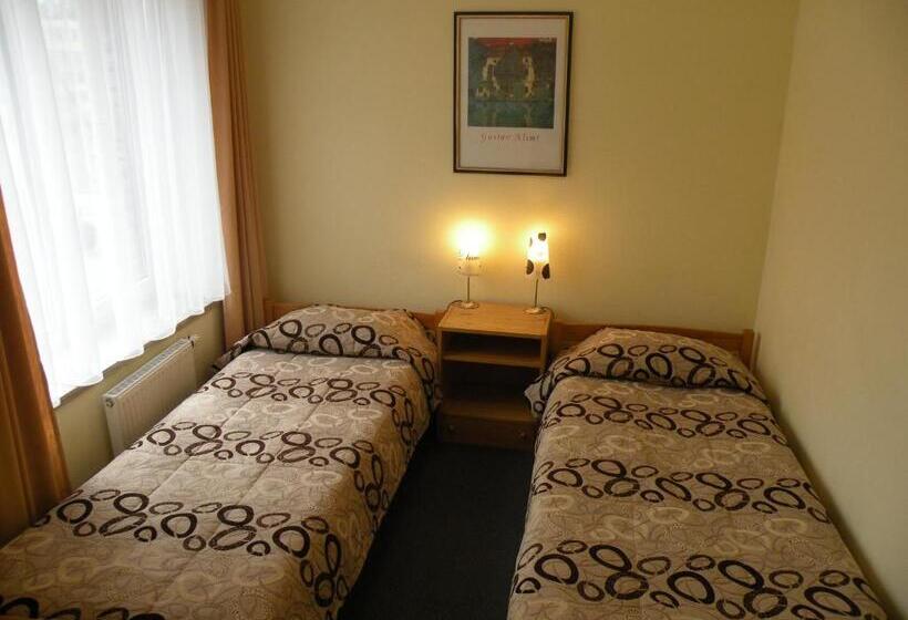 Camera Economy, Amicus