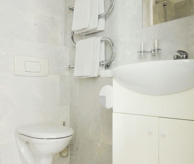 Camera Economy, Amicus