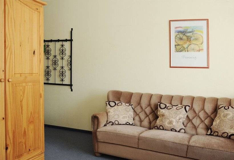 Camera Economy, Amicus