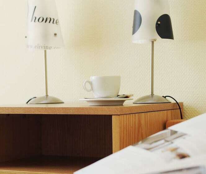 Camera Economy, Amicus