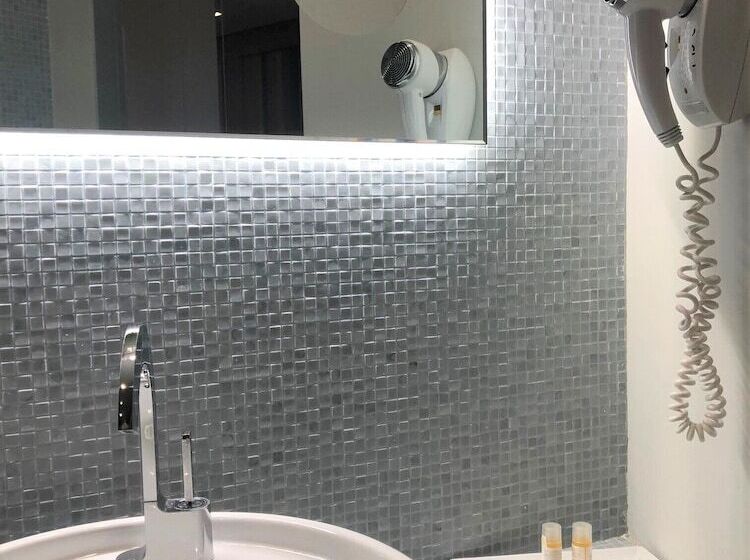 اتاق لوکس با بالکن و چشم‌انداز دریا, Best Western Maison B