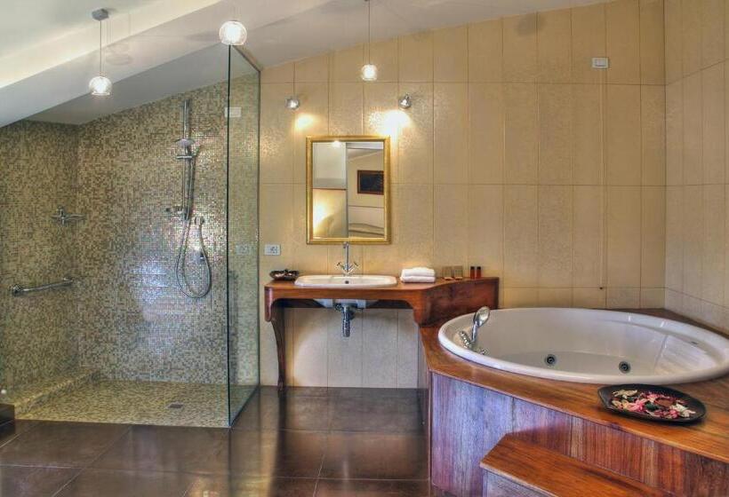 جناح مزود بجاكوزى, Castello Di Petroia Dimora D Epoca