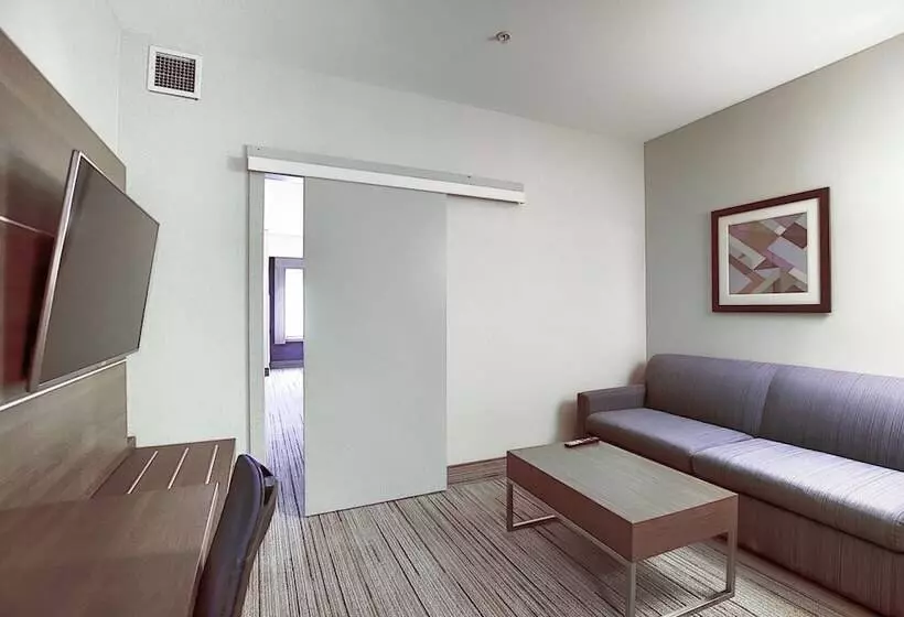 スイート, Holiday Inn Express Airport Calgary, An Ihg