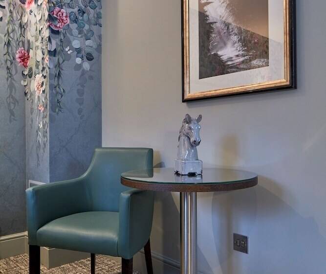 חדר אקזקיוטיב לשלושה, Mandolay Hotel Guildford