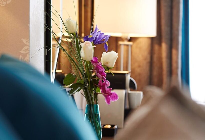 חדר אקזקיוטיב לשלושה, Mandolay Hotel Guildford