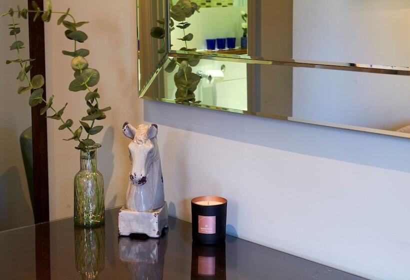 חדר אקזקיוטיב לשלושה, Mandolay Hotel Guildford