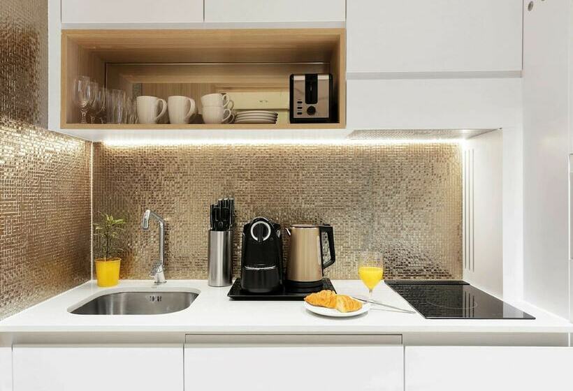 استودیوی لوکس, Adagio Premium The Palm