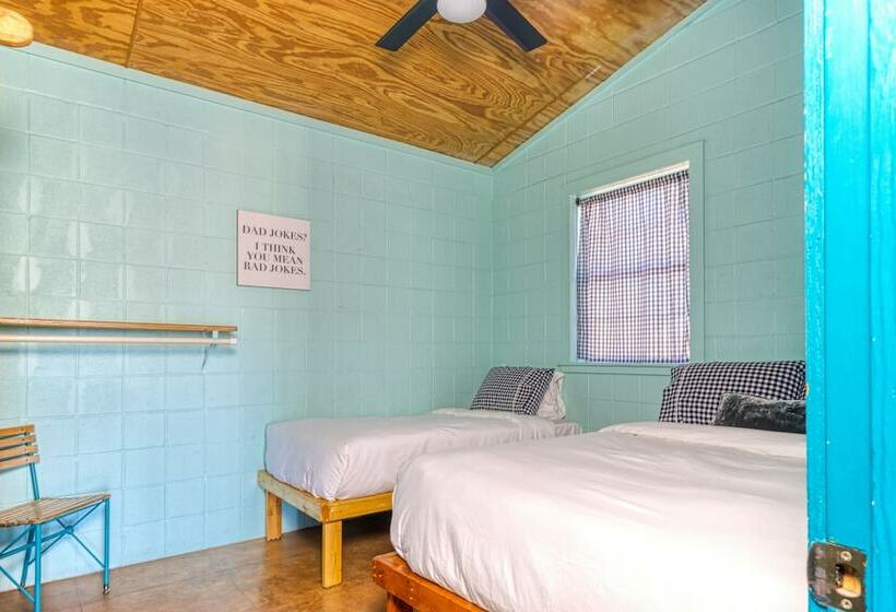 קוטג' דלוקס, Frio River Cabins