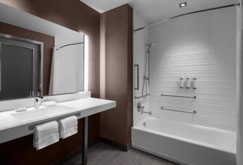 适合残疾人士使用的带超级大床的标准间, Ac Hotel By Marriott San Antonio Riverwalk