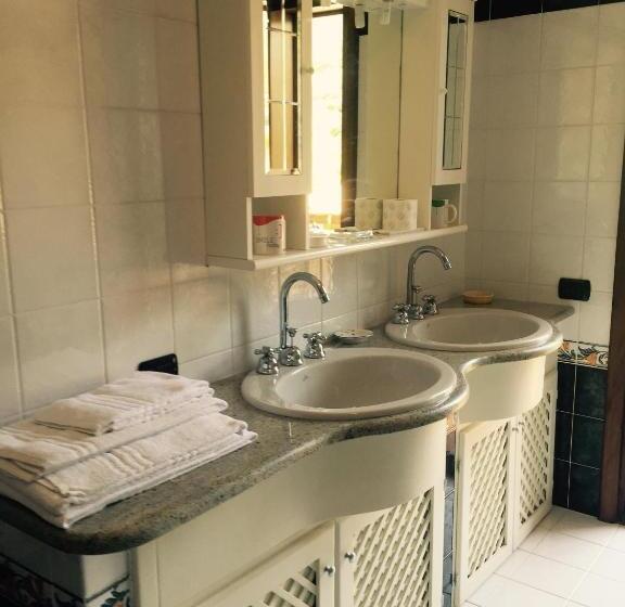 חדר דלוקס, La Ginestra Chia B&b