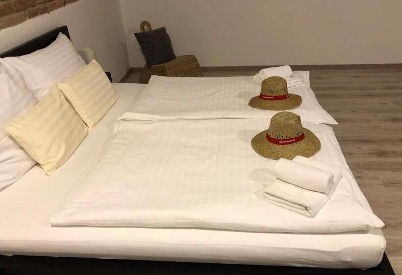 جناح سوبيريور, Penzion Lednice