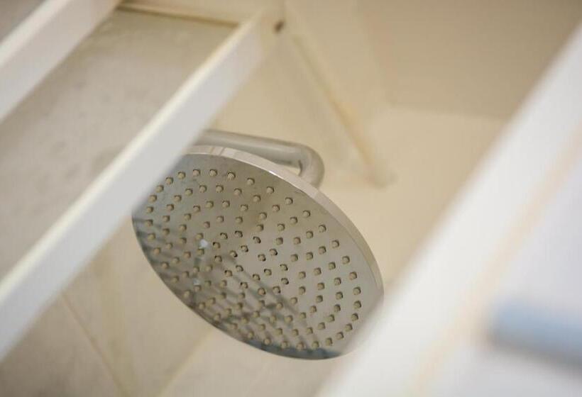 اتاق اکونومی, Della Vittoria