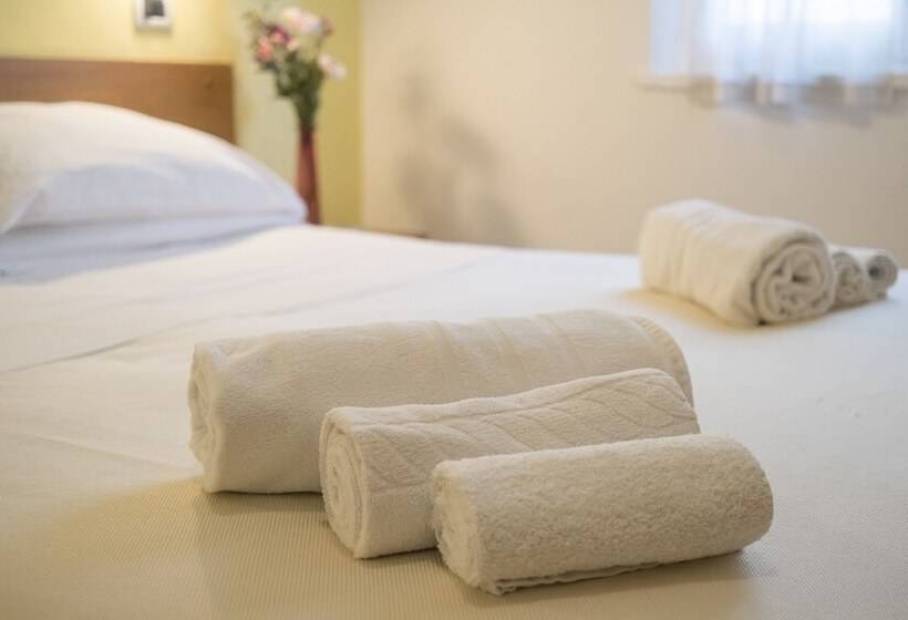 스탠다드 트리플 룸, Eliseo