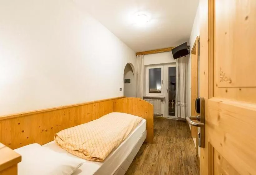 Standard Yhden Hengen Huone, Garni Tyrolia