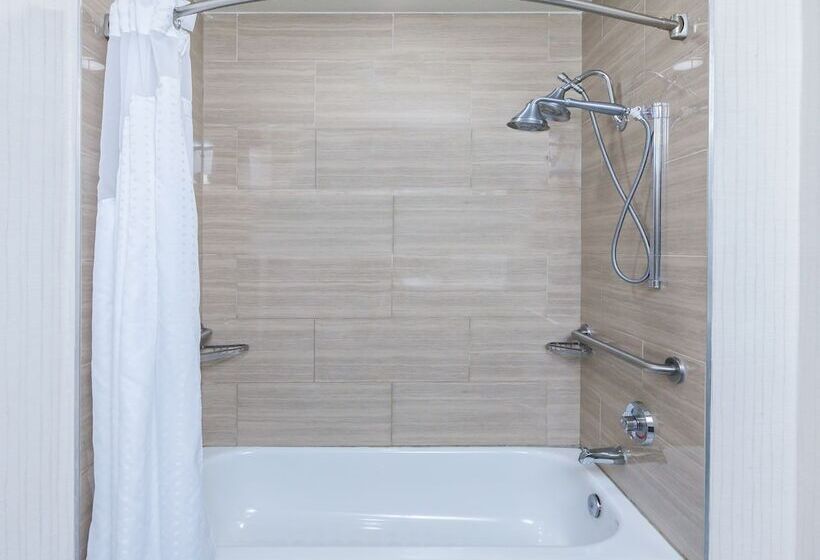 סוויטה מותאמת לאדם עם מוגבלויות, Holiday Inn Express & Suites Houston East, An Ihg