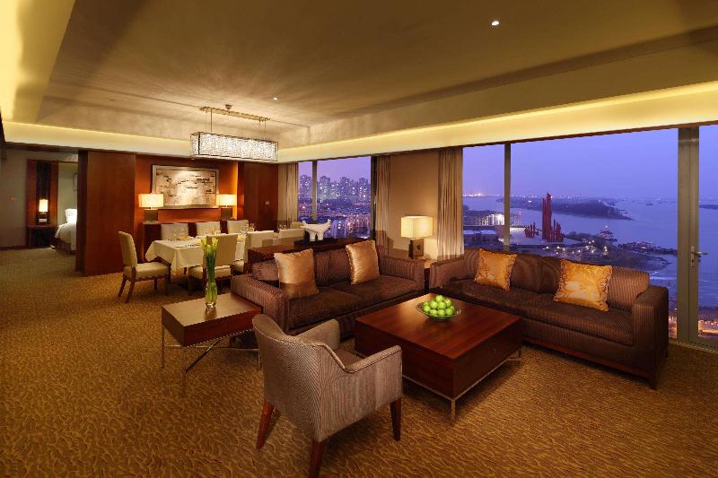 מיטת קינג בסוויטה, Holiday Inn Express & Suites Houston East, An Ihg