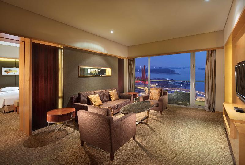 מיטת קינג בסוויטה, Holiday Inn Express & Suites Houston East, An Ihg