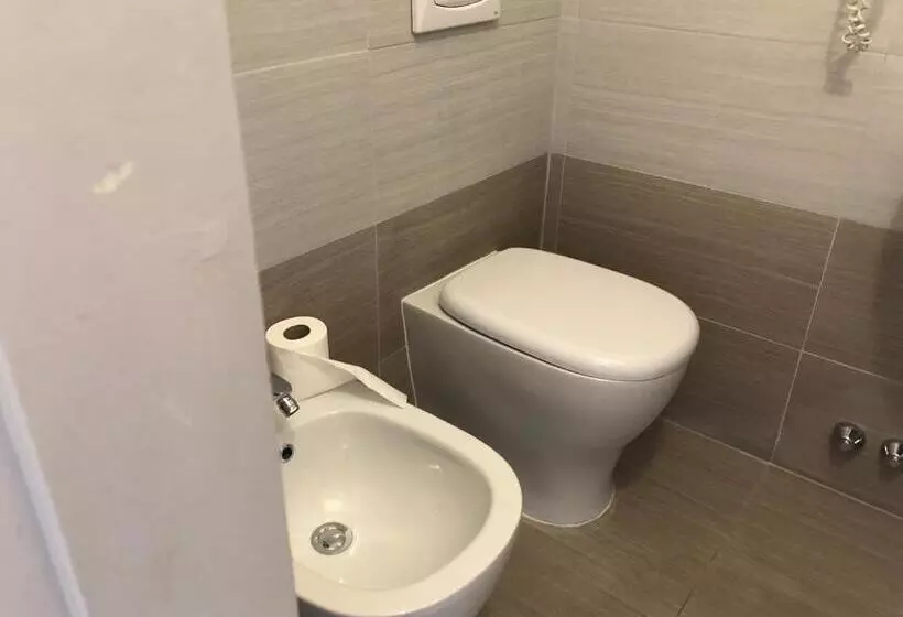 Standard Yhden Hengen Huone, Lukas