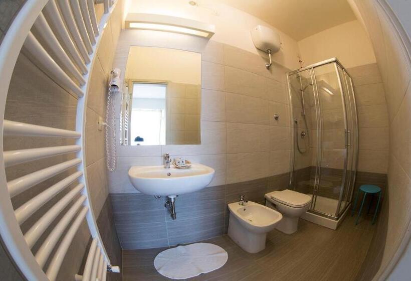 ガーデンビュースタンダードルーム, Lukas