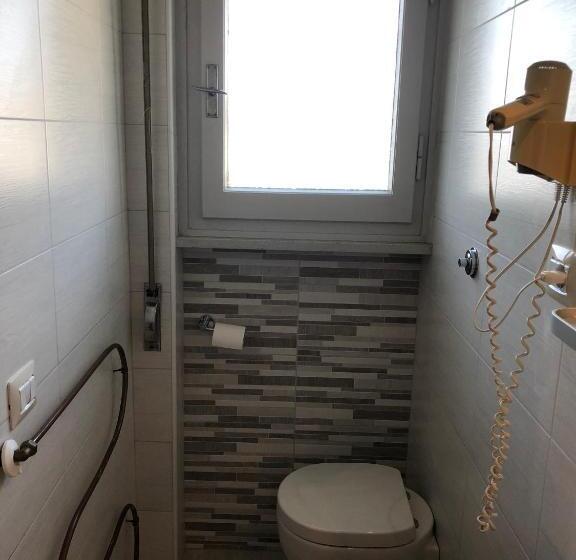 ペントハウスルーム, Lukas