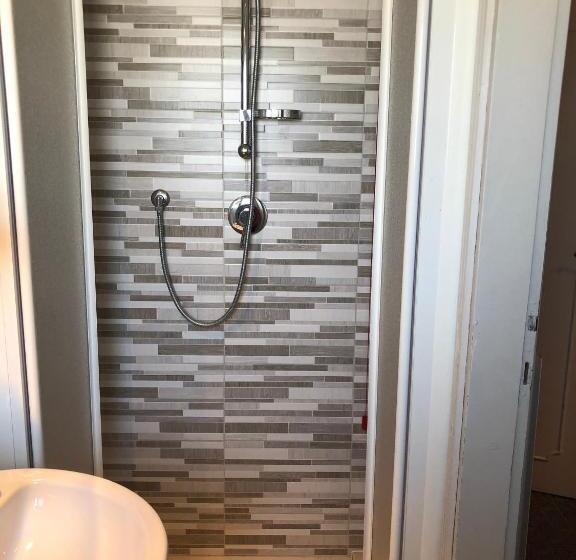 ペントハウスルーム, Lukas