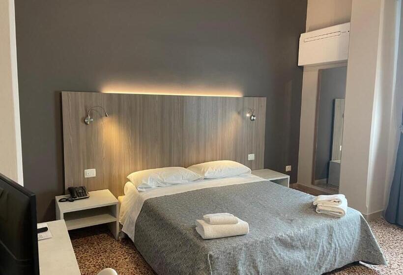 バルコニー付きスタンダードトリプルルーム, Lukas