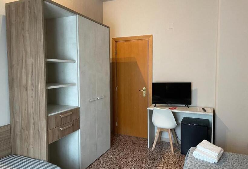 バルコニー付きスタンダードトリプルルーム, Lukas