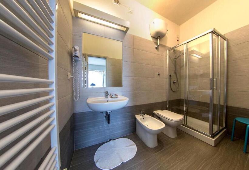 バルコニー付きスタンダードトリプルルーム, Lukas